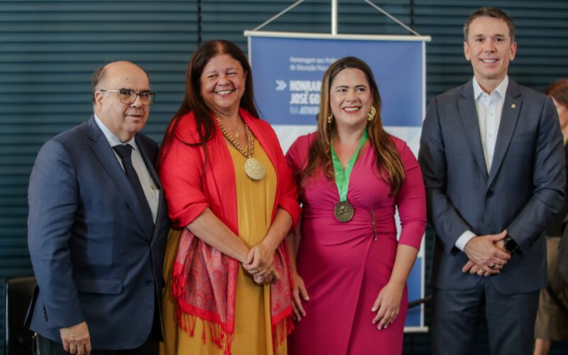 Aída Andrade recebe a mais alta honraria da Educação Física no Brasil no Congresso Nacional