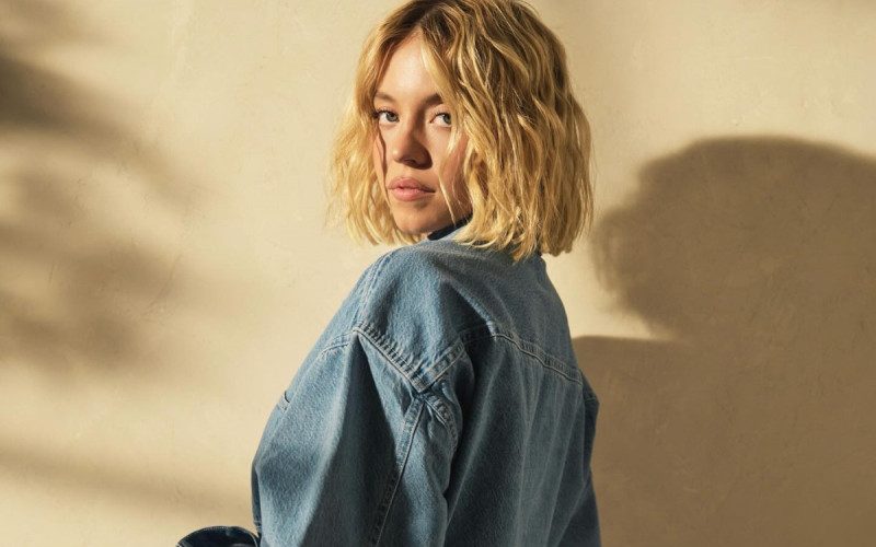 Sydney Sweeney renova colaboração com a American Eagle após controvérsia