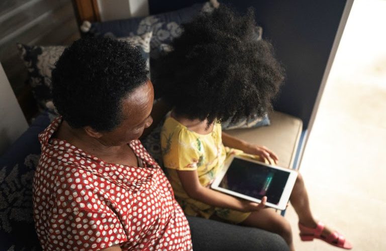 Governo abre consulta pública para guia de inclusão digital da pessoa idosa