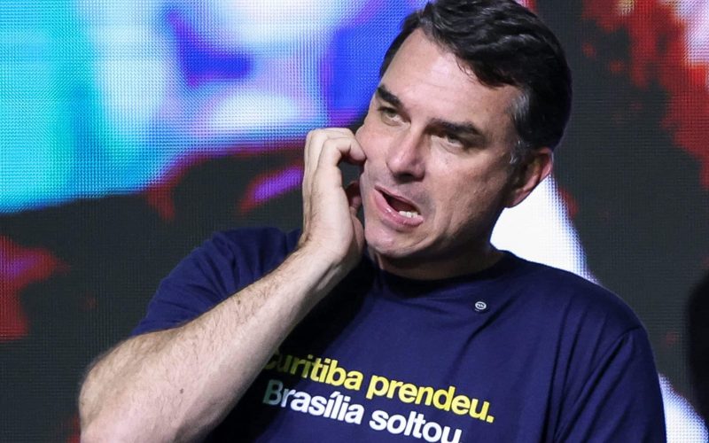 Os momentos de angústia e constrangimento de Flávio Bolsonaro após a divulgação do vídeo de Michelle