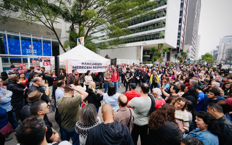 Cerca de 500 funcionários da Caixa se mobilizam em protesto na Avenida Paulista em apoio à greve