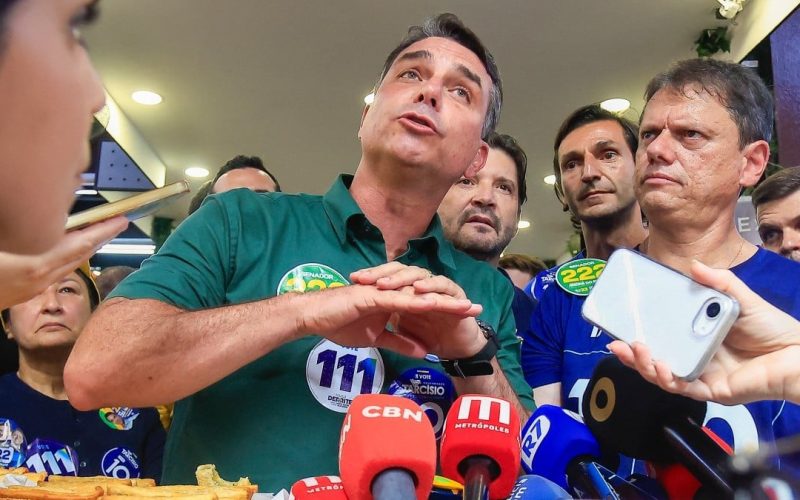 A surpreendente presença que apoiará Flávio Bolsonaro no debate da Globo