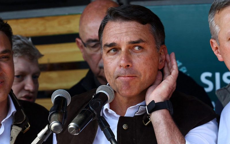 Responsável pela comunicação de Flávio Bolsonaro amplia contrato da SECOM-SP com empresa que arrecada R$ 1,5 milhão na campanha