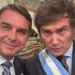 Aumento da Gasolina na Argentina de Milei é Três Vezes Superior ao Brasil sob Lula, Inspirado por Flávio Bolsonaro