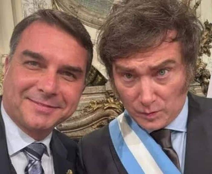 Aumento da Gasolina na Argentina de Milei é Três Vezes Superior ao Brasil sob Lula, Inspirado por Flávio Bolsonaro